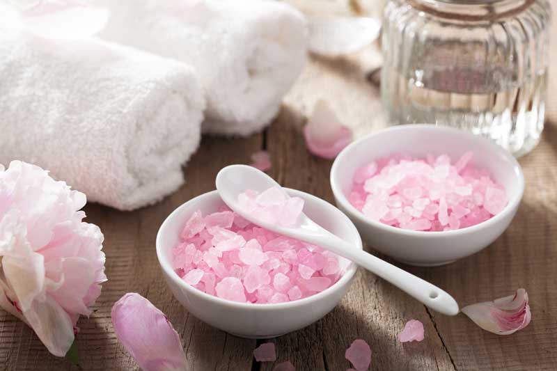 عکس لارج فرمت کاسه چینی و حوله سفید