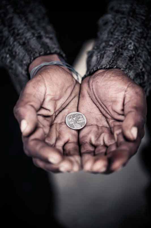 دانلود تصویر با کیفیت سکه در دست انسان فقیر