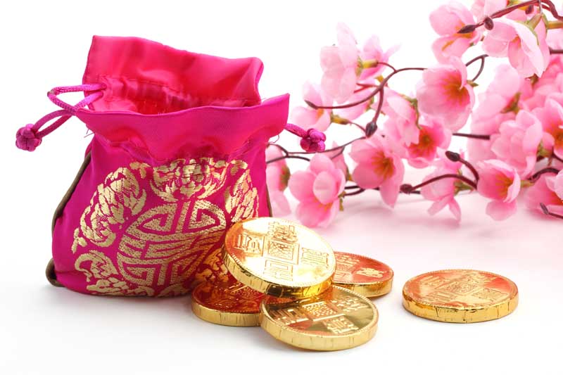 دانلود تصویر با کیفیت کیسه ی کوچک پول و تعدادی سکه طلا