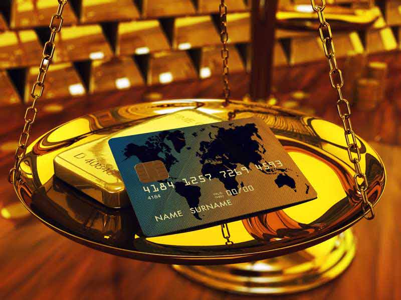 دانلود عکس با کیفیت شمش طلا و کارت بانکی در کفه ی ترازو
