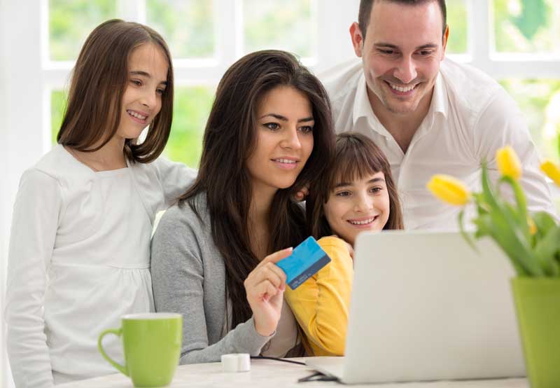 عکس خرید از اینترنت با خانواده