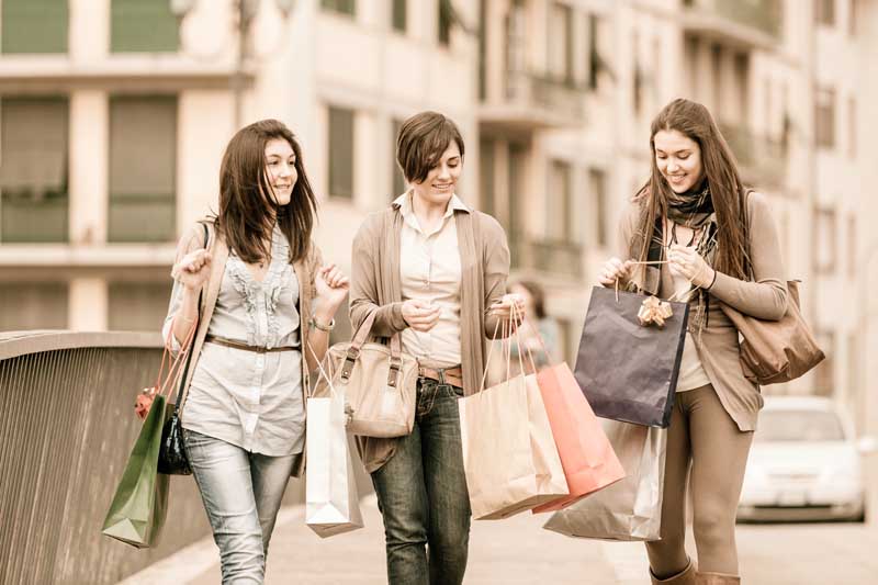 دانلود عکس لارج فرمت خانم هایی با ساک و پاکت های خرید از فروشگاه
