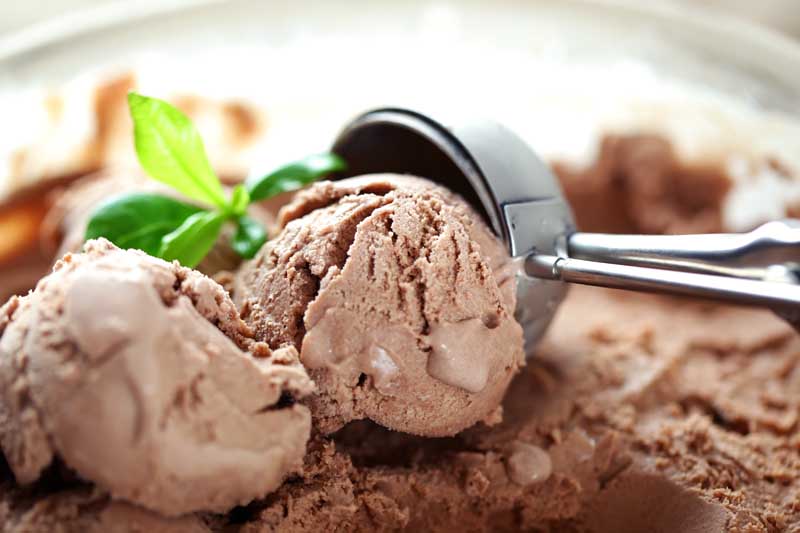 عکس گرافیکی بستنی کاکائویی با برگ سبز