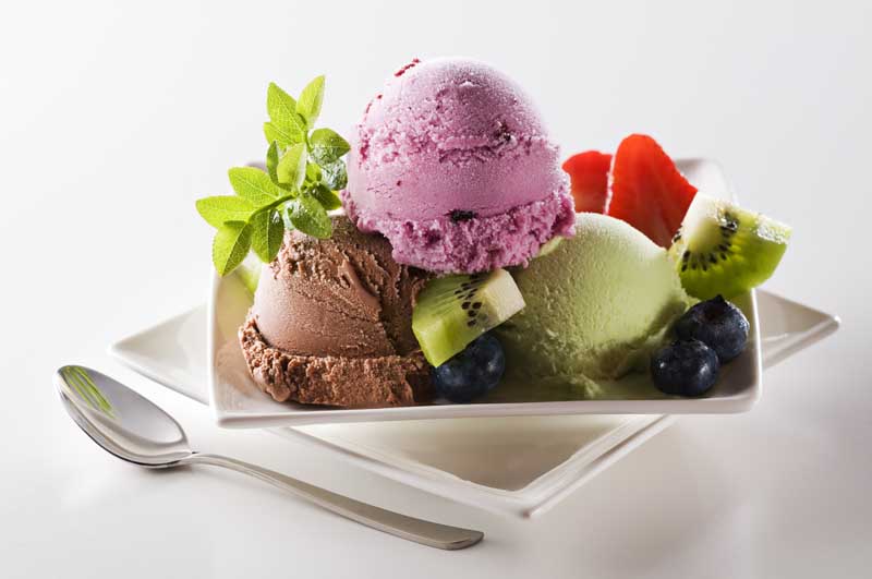 عکس گرافیکی بستنی اسکوپی با میوه خورد شده
