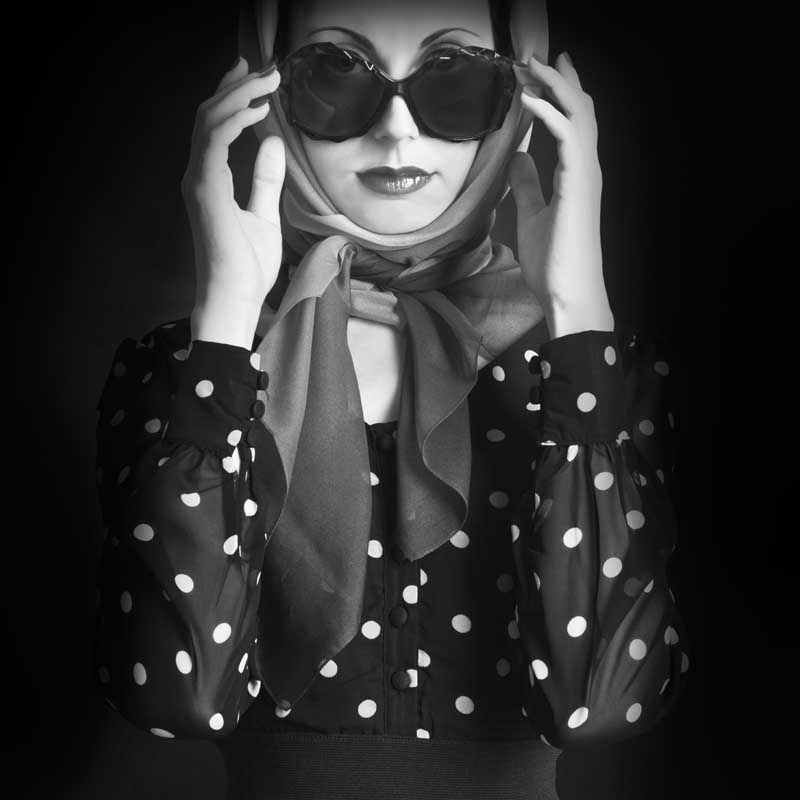 عکس گرافیکی خانم با عینک و روسری