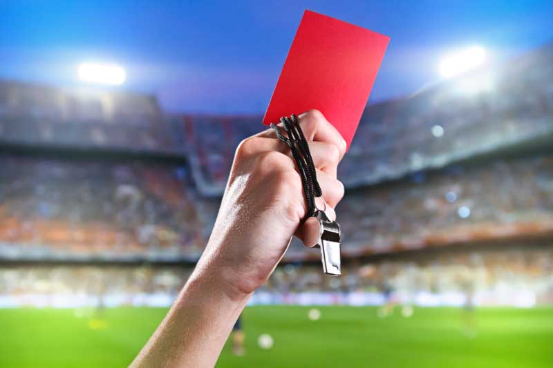 عکس گرافیکی دست داور با کارت قرمز
