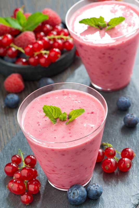 تصویر زیبا از آب بلوبری و توت فرنگی