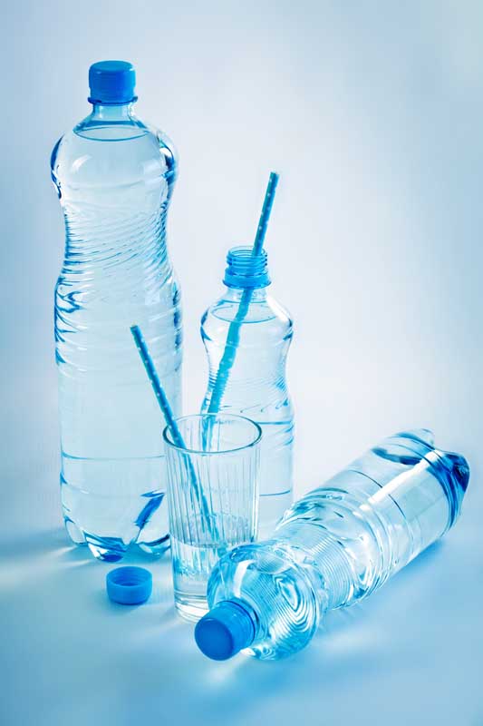 عکس زیبا از سه سایز بطری اب و لیوان