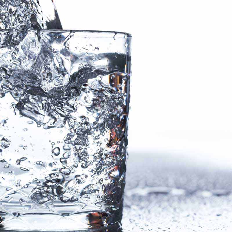 دانلود تصویر از آب در لیوان بلوری