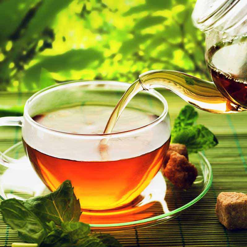 دانلود تصویر زیبای ریختن چای از قوری بلوری