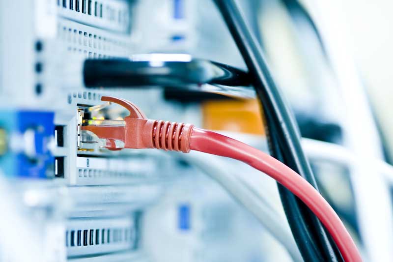 عکس با کیفیت از کابل شبکه در پشت سرور