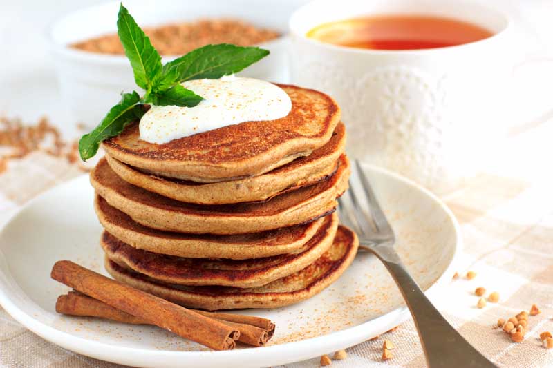 عکس گرافیکی پنکیک با چوب دارچین