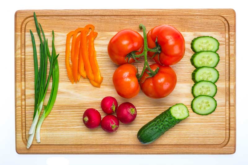 عکس زیبا از گوجه و خیار در سینی چوبی