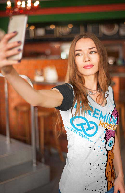 موکاپ تی شرت سفید با خال مشکی