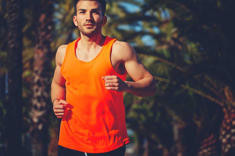 عکس لارج فرمت دویدن کنار نخل خرما