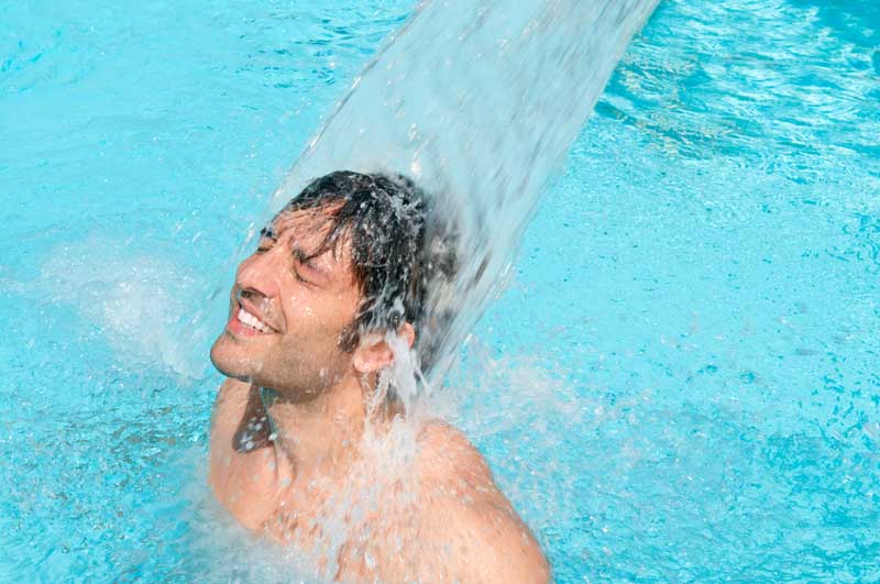 عکس گرافیکی آقا داخل استخر