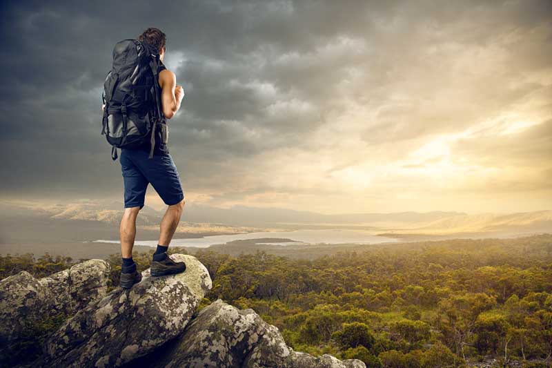 عکس با کیفیت کوهنورد بالای کوه