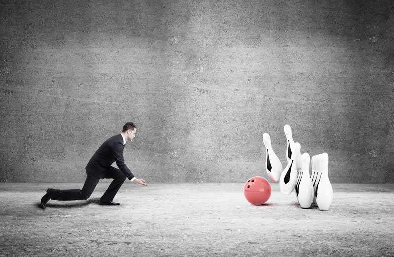 عکس با کیفیت آقا در حال بازی بولینگ