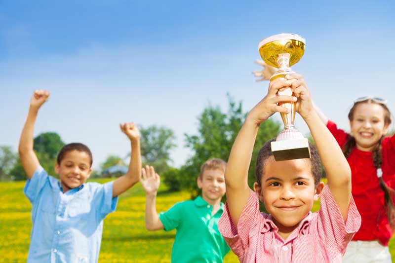 دانلود تصویر با کیفیت کودکان در حال شادی و بالا بردن جام
