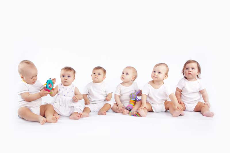 دانلود تصویر باکیفیت شیش نوزاد با لباس سفید