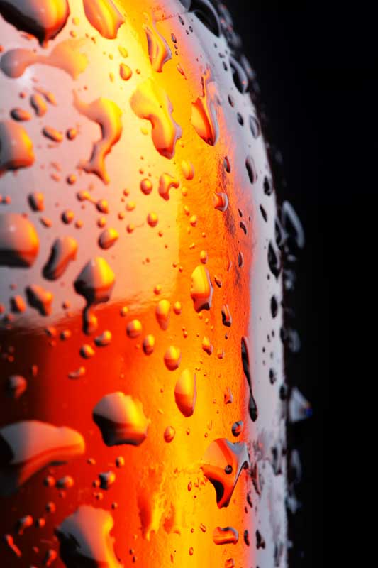 عکس از قطرات آب روی سطح رنگی