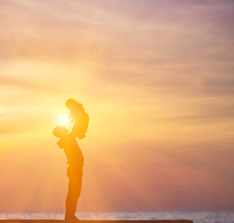 دانلود تصویر باکیفیت پدر و فرزند در غروب آفتاب