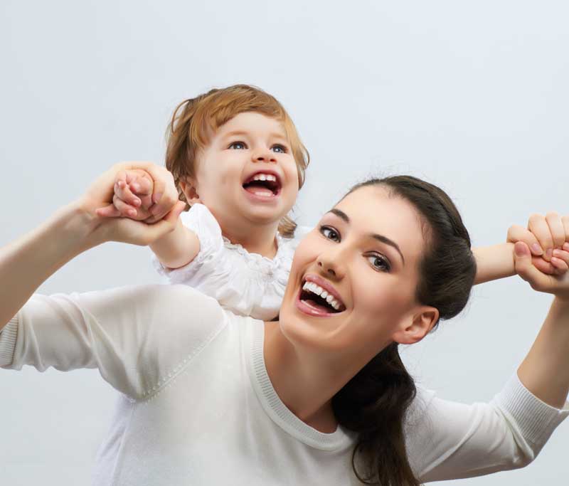 دانلود تصویر باکیفیت مادر و کودک شاد و هیجانی