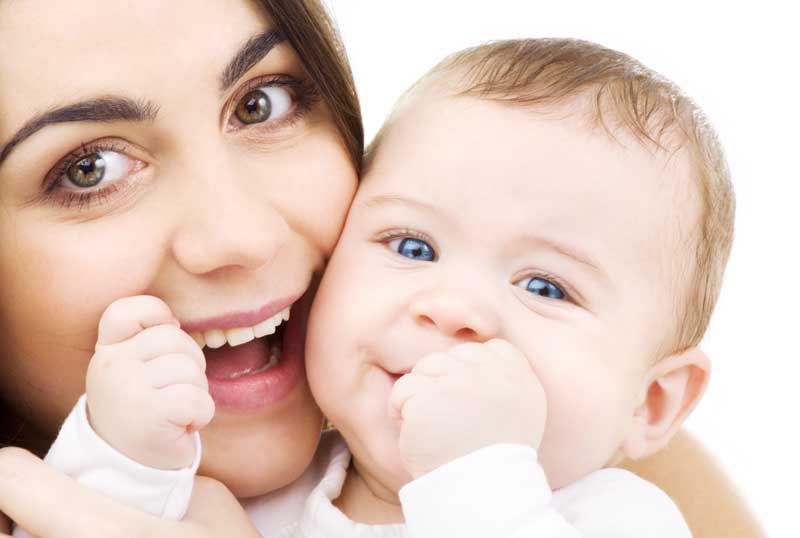 دانلود تصویر باکیفیت چهره مادر و پسر بچه چشم آبی