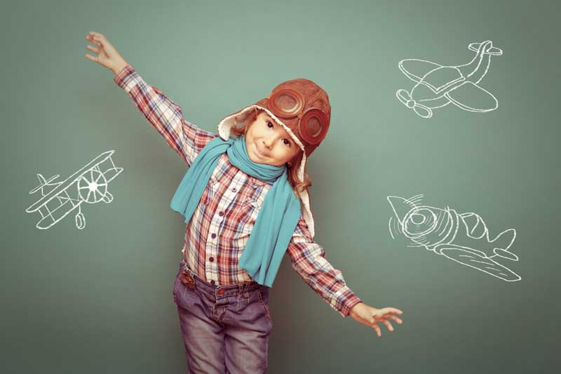 دانلود تصویر باکیفیت کودک و ژست هواپیما