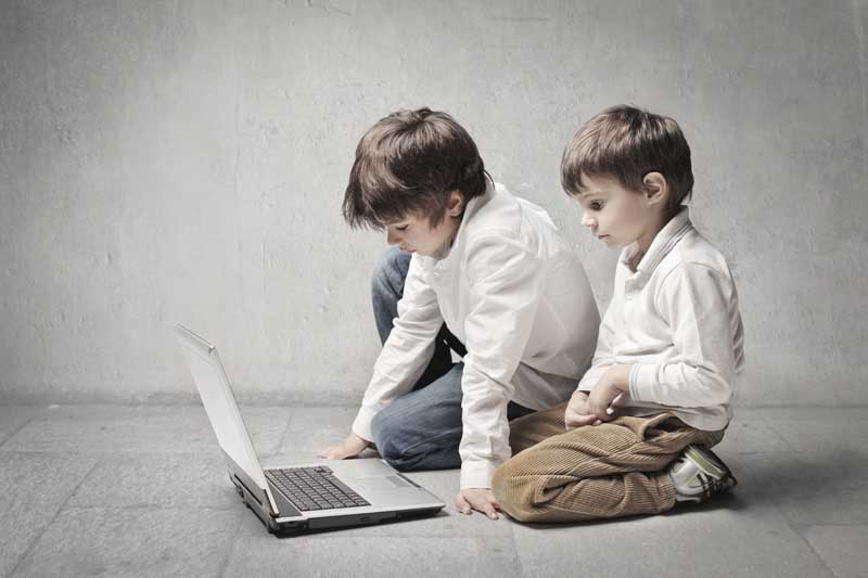 دانلود تصویر باکیفیت دو پسر تنها و یک لپ تاپ