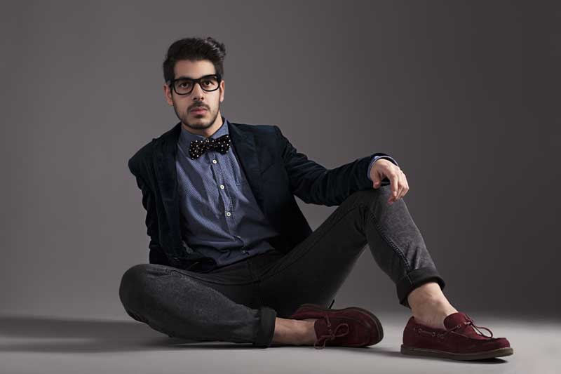 عکس از مرد جوان نشسته در زمین
