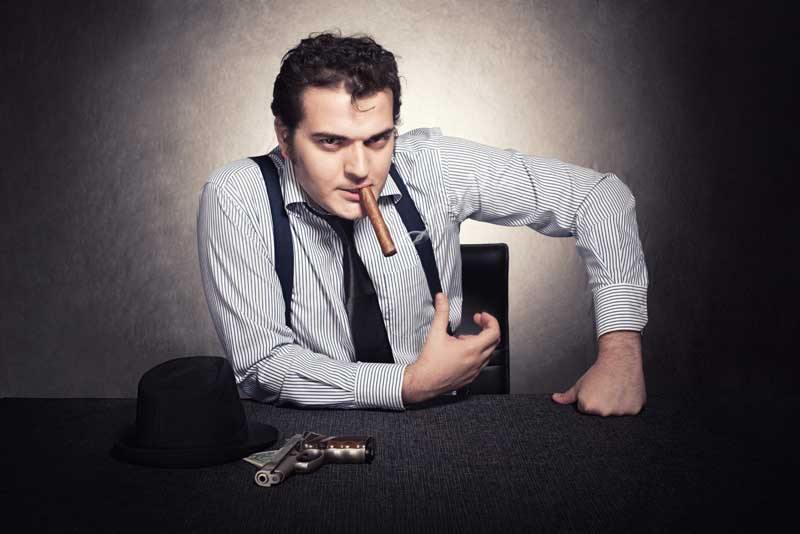 عکس از مرد جوان با کلت روی میز