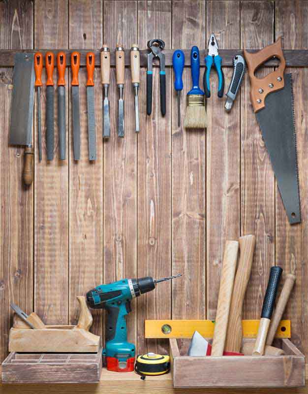 دانلود تصویر با کیفیت ابزارآلات آویزان شده با میخ
