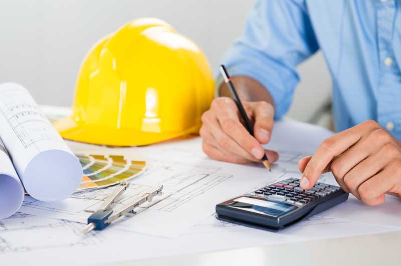 دانلود تصویر با کیفیت مهندس ساختمان با کلاه ایمنی