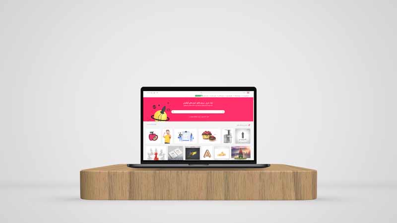 طرح موکاپ لپ تاپ روی سکوی چوبی