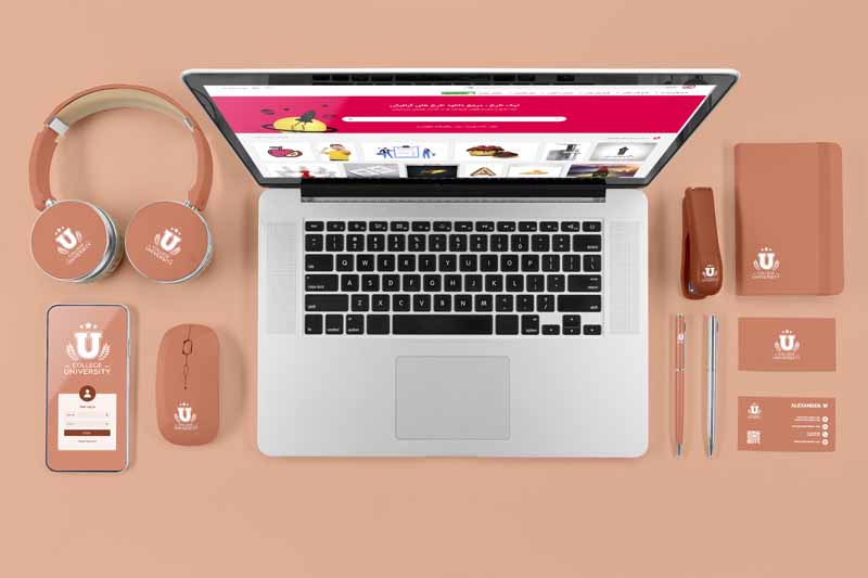 طرح موکاپ لپ تاپ روی میز کار