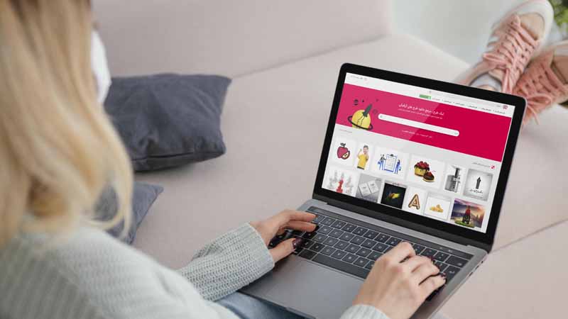 طرح موکاپ لپ تاپ در دست خانم