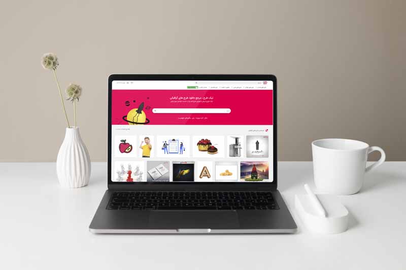 طرح موکاپ لپ تاپ در کنار فنجان