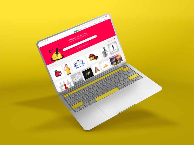 طرح موکاپ لپ تاپ در زمین زرد