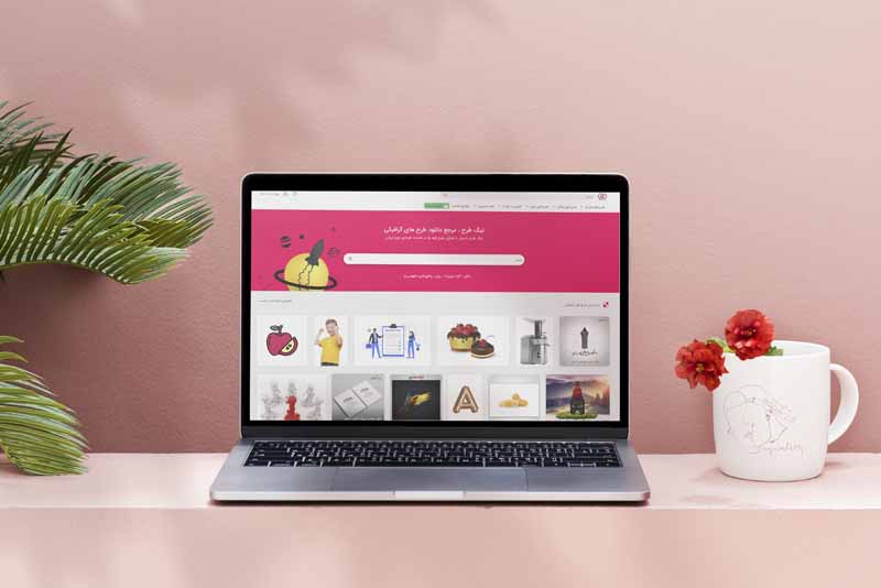 طرح موکاپ لپ تاپ و گل های قرمز