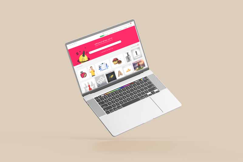 طرح موکاپ لپ تاپ در سطح کرم رنگ