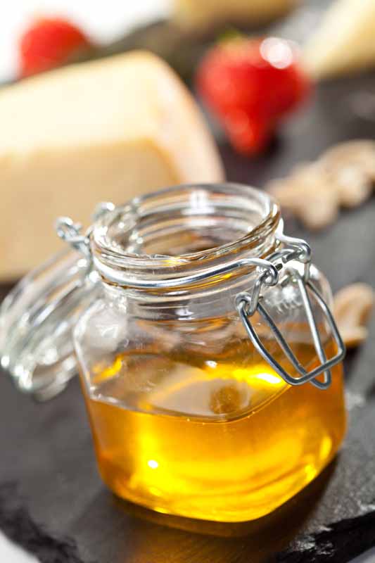 عکس لارج فرمت از بطری عسل