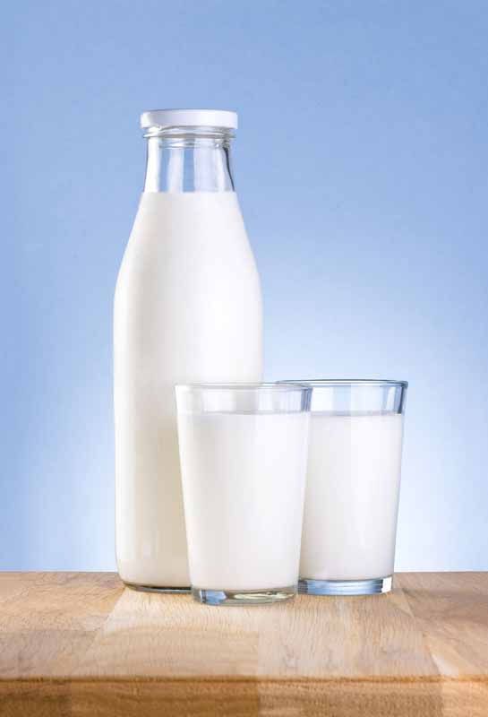عکس زیبا از بطری و لیوان شیر