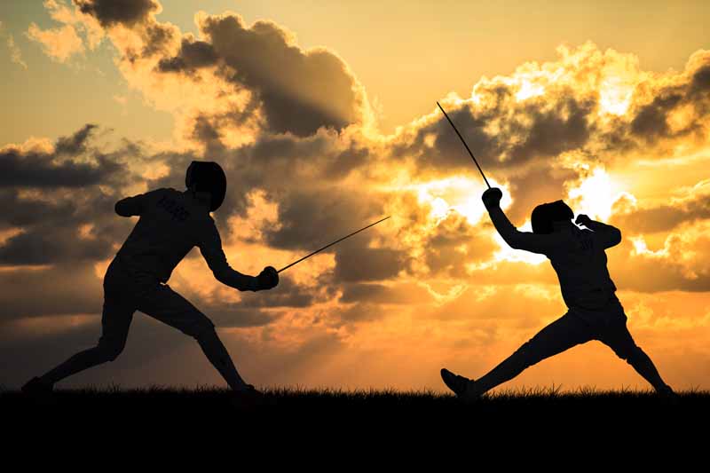 عکس با کیفیت از شمشیر بازی در فضای باز