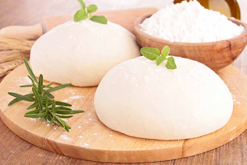 عکس با کیفیت از چانه خمیر و سبزی