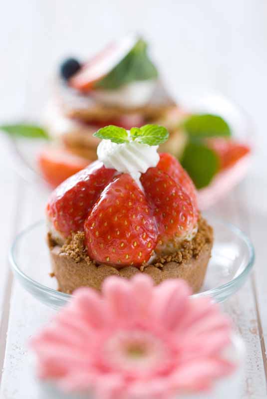 تصویر گرافیکی از بستنی و توت فرنگی