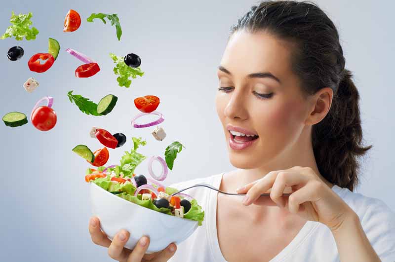 عکس با کیفیت از میل کردن سالاد