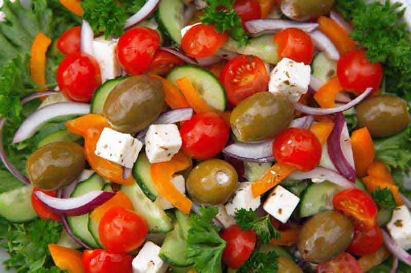 عکس با کیفیت از سالاد گوجه و زیتون