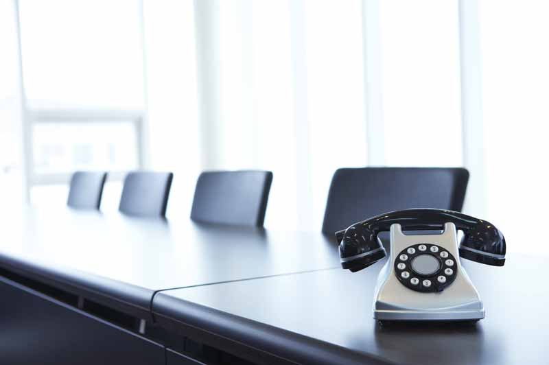 تصویر زیبا از تلفن قدیمی روی میز