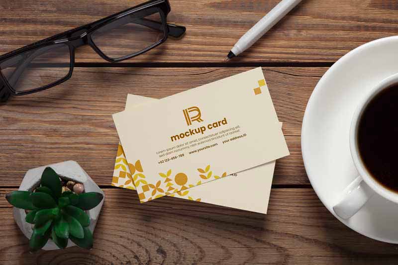 موکاپ کارت ویزیت با عینک